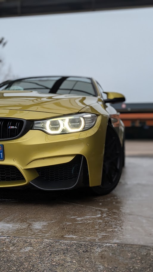 BMW M4 sortant du lavage