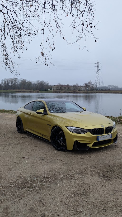 BMW M4 au bord de la Saône