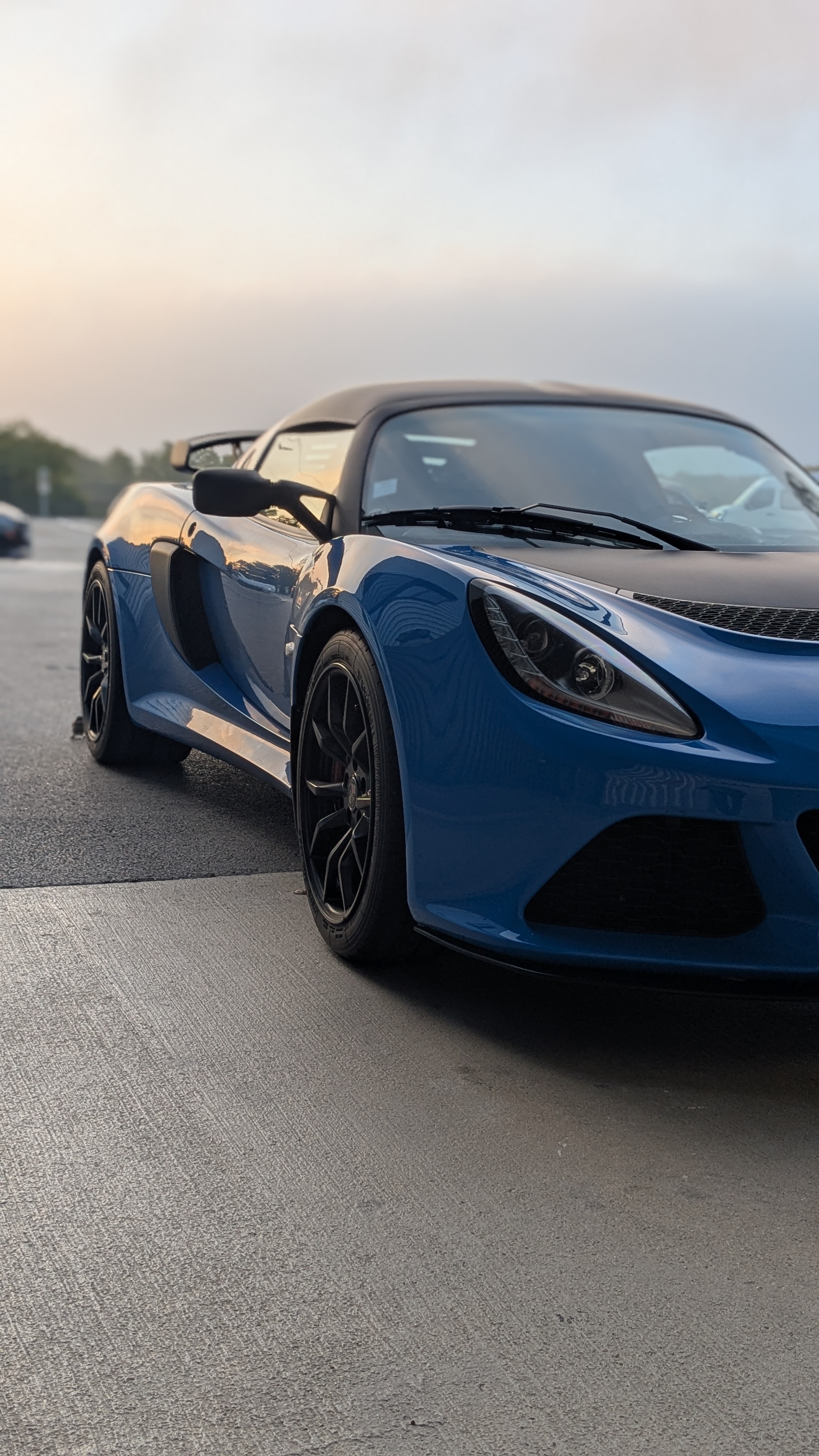 Lotus Exige au lever du soleil