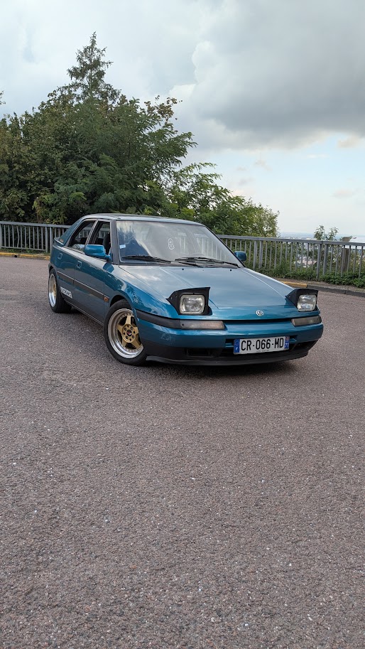 Mazda 323F MK4 dans son environnement