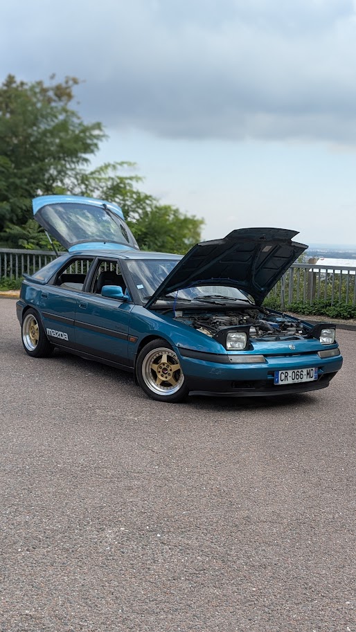 Mazda 323F MK4 dans son environnement
